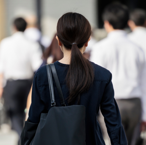 悩む女性社員